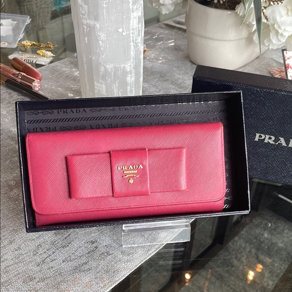 Prada Pink Wallet with Bow Detail and Gold Logo. All inclusion - Picture 1 of 7